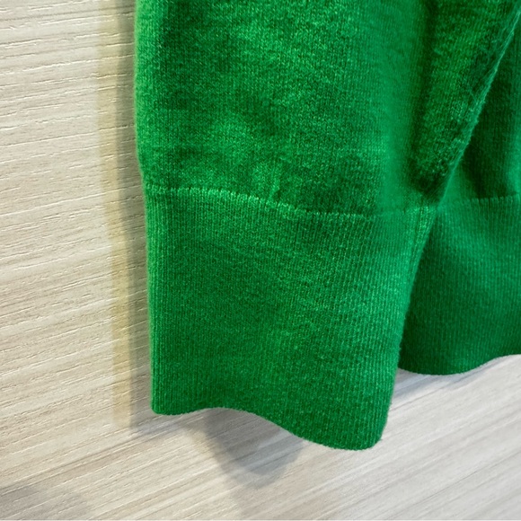 Old Navy Vibrant Kelly Green V-Neck Sweater size Medium - Picture 6 of 6